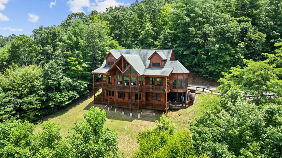 Room 2, Stunning Mtn Views Sleeps 10 Hot Tub Game Room, Fannin