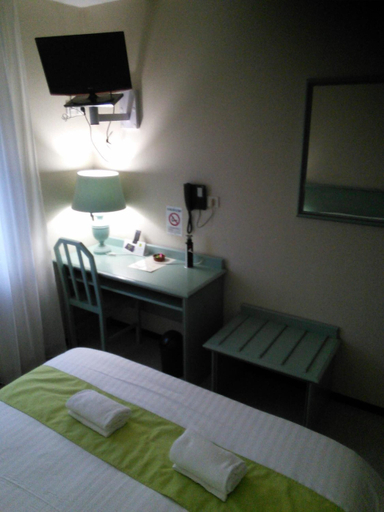 Bedroom 5, Hotel Du Commerce, Allier