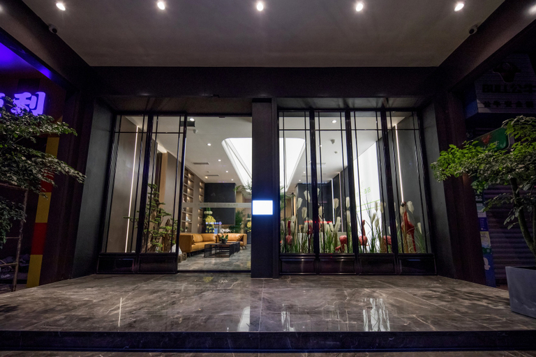 Exterior & Views