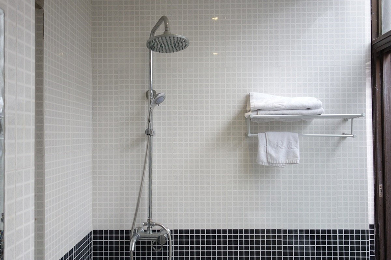 Bathroom 3, Yiheju Hotel (Shanghai West Railway Station Caoyang Road Branch), Shanghai