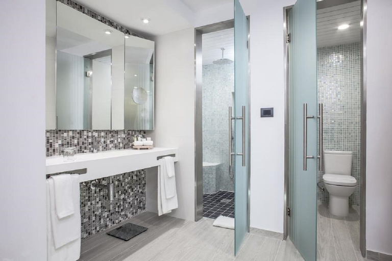 Bathroom, Tryp Habana Libre, Centro Habana