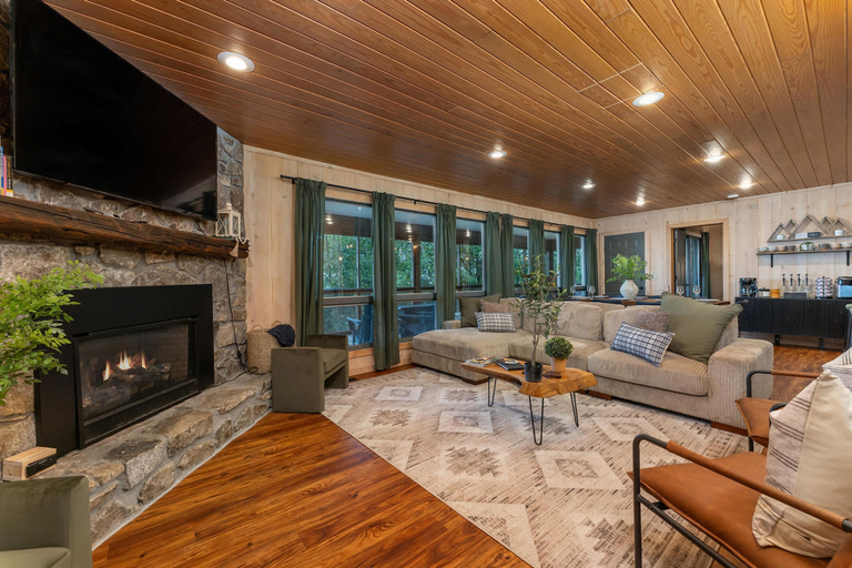 Room 2, Min to Hatley Pointe Views-hot Tub-sauna-games, Yancey