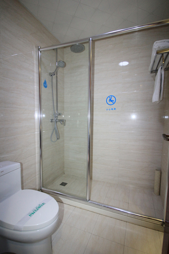 Bathroom 2, Zhaoyuan Wenfeng Hotel, Yantai