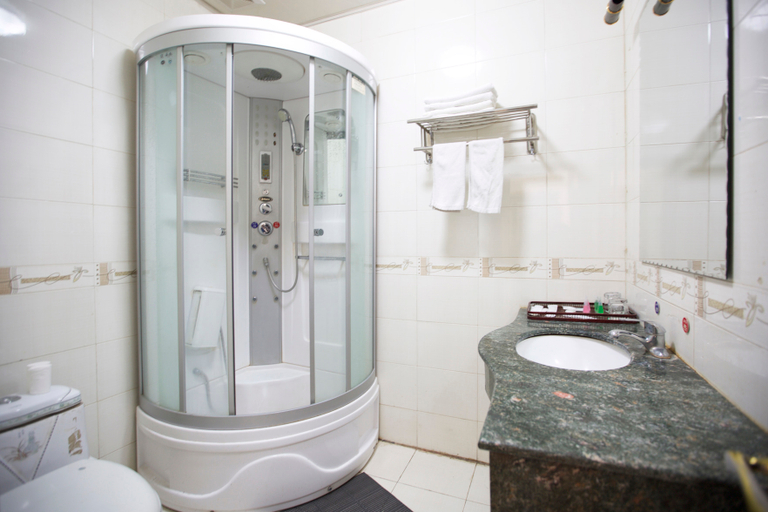 Bathroom 2, Xinhua Hotel, Lhasa