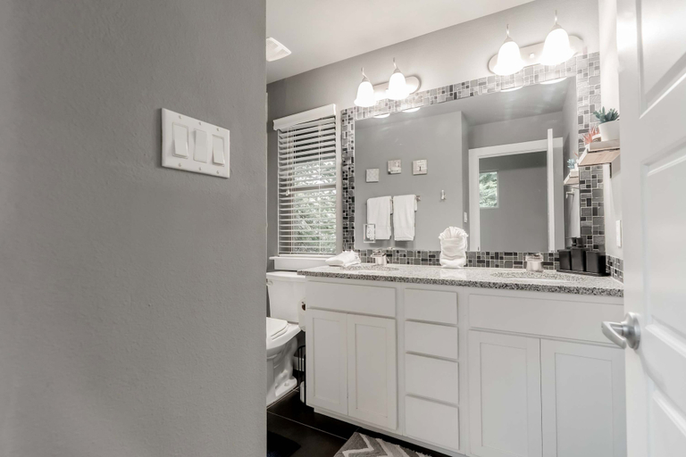 Room 4, The Rosewood Retreat 6BR s Hottub Dogfriendly, Travis