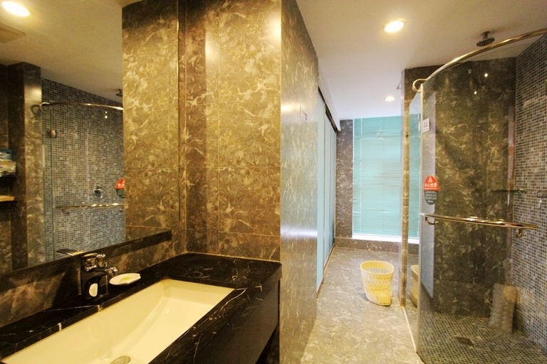 Bathroom 2, Hampton by Hilton Qingdao Chengyang, Qingdao