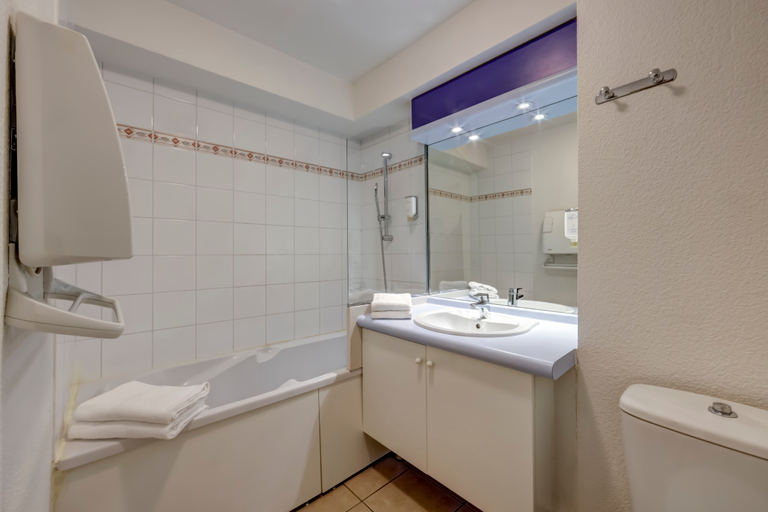 Bathroom, Comfort Aparthotel Divonne L Oree du Parc, Ain