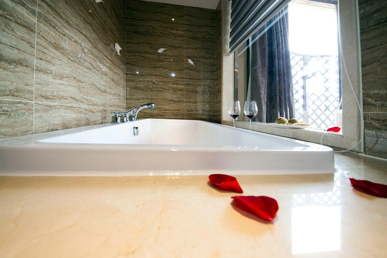 Bathroom, Venus Royal Hotel (Guilin Elephant Trunk Hill Sun and Moon Twin Towers), Guilin