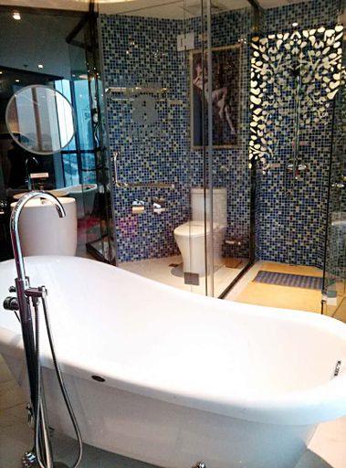 Bathroom 3, Super8, Hechi