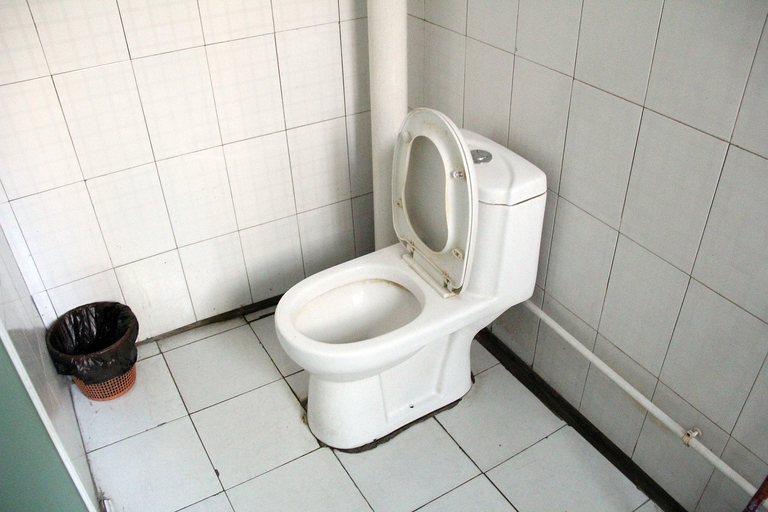 Bathroom 2, Shandong Hostel, Kaifeng