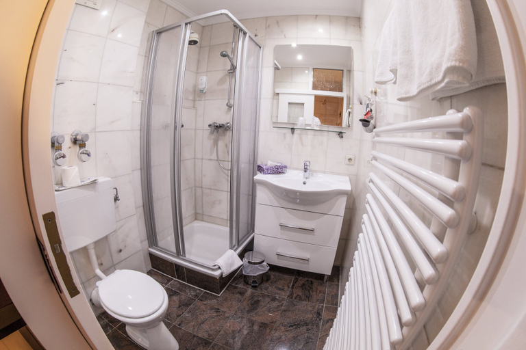 Bathroom 5, Turmhotel Rhein Main, Offenbach