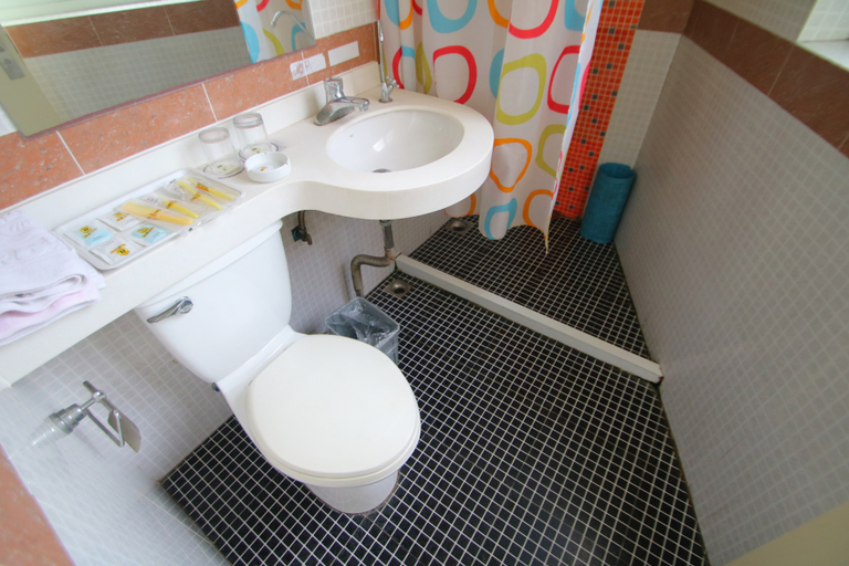 Bathroom 2, Super 8 Hotel (Shanghai Wujiaochang), Shanghai