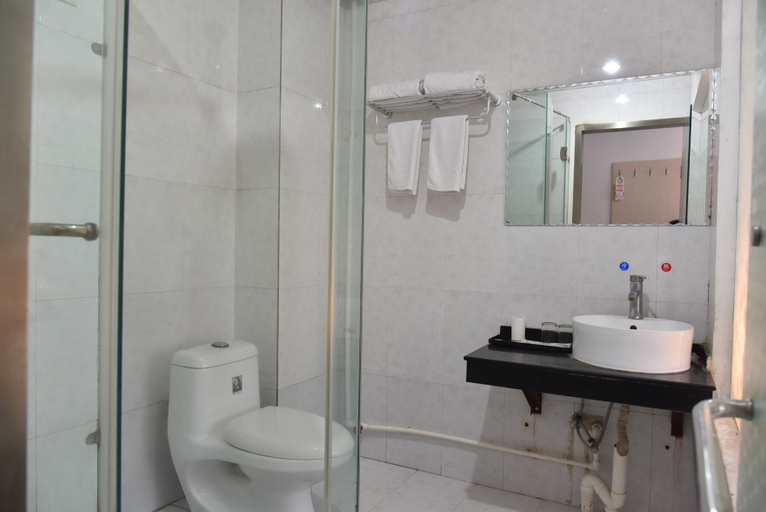 Bathroom 2, Xiaocheng Renjia Express Hotel, Luoyang
