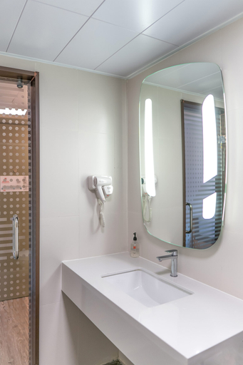 Bathroom, Ibis Hotel (Taiyuan South Railway Station), Taiyuan
