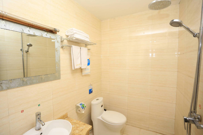 Bathroom 2, The Garden Hotel, Chongqing