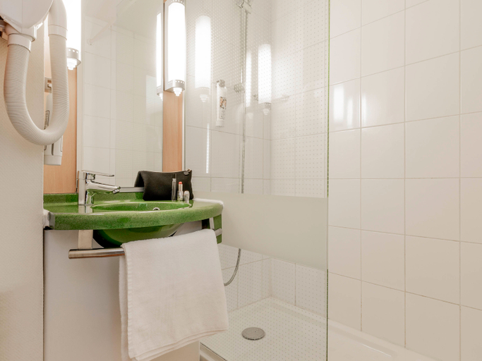 Bathroom 3, B&B HOTEL Lourdes Centre Gare 3 etoiles, Hautes-Pyrénées