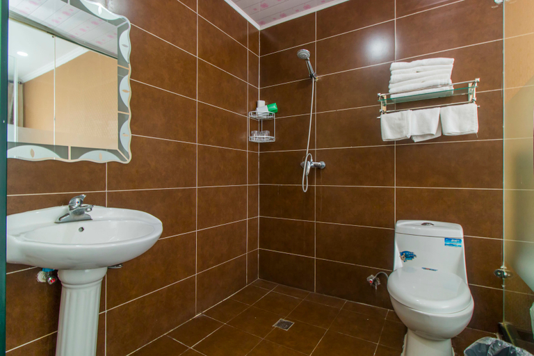 Bathroom 2, Yijia Hotel, Beijing