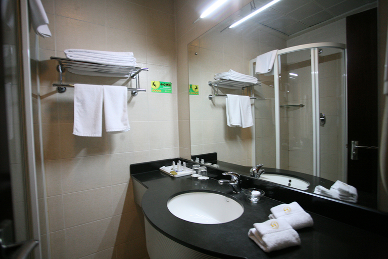 Bathroom 3, Traffic Business Hotel, Taiyuan