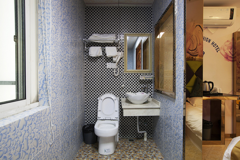 Bathroom 5, Huangguan 168 Express Hotel Shanghai Waigaoqiao, Shanghai