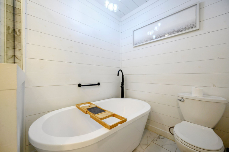 Room 3, Sleeps 18 - Hot Tub - Playground - Games - Firepit, McCurtain