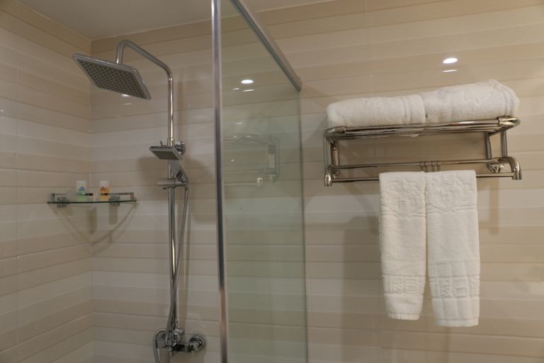Bathroom, Jinghe Holiday Hotel, Wuhan