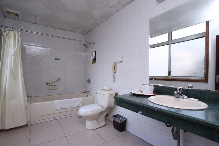 Bathroom 2, Jinan Hotel, Handan