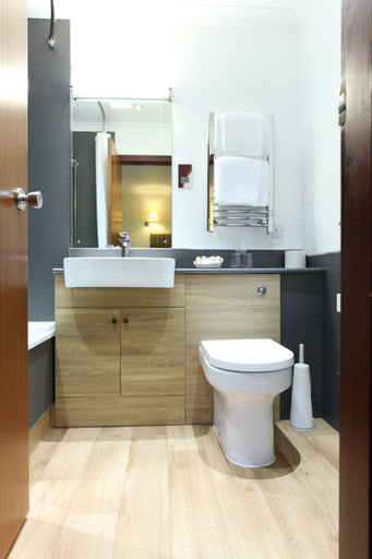 Bathroom 3, Clan Macduff Hotel, Highland
