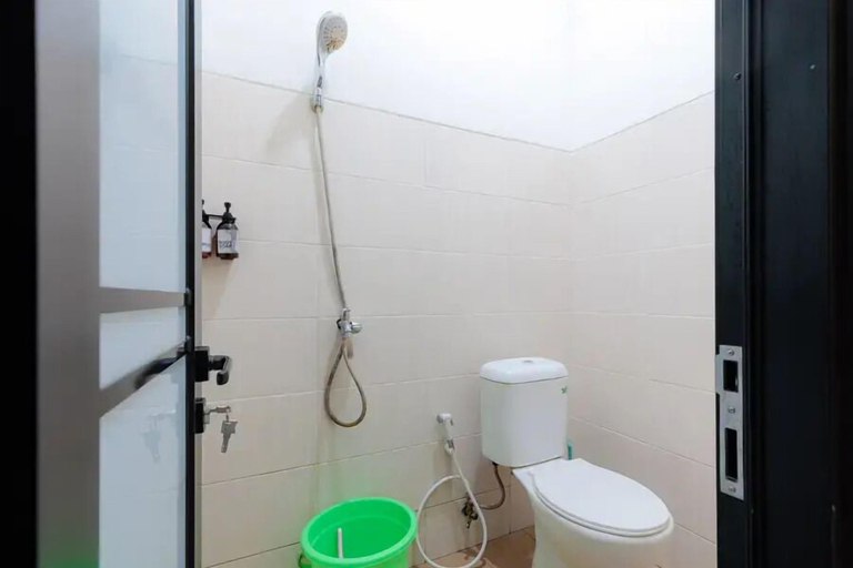 Bathroom 5, Hotel Tiga-Er Syariah Karawang, Karawang