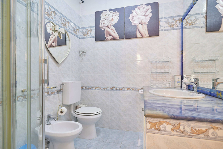 Bathroom 5, Lo Scirocco, Savona
