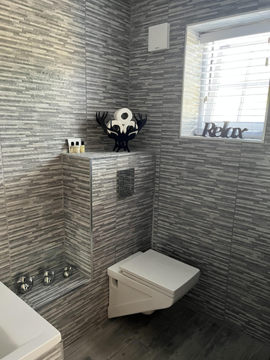 Bathroom 5, The Lydden Bell, Kent