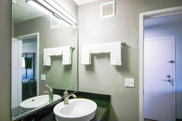Bathroom 3, Motel6 Topeka, KS - Northwest, Shawnee