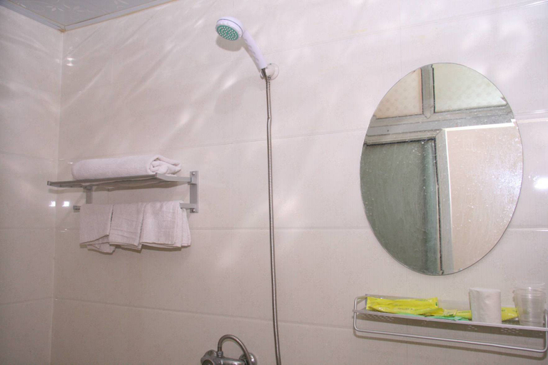 Bathroom 2, Yingbin Hotel, Handan