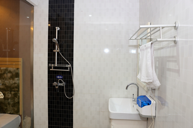 Bathroom 2, 71 Shishang Holiday Hotel, Yangzhou