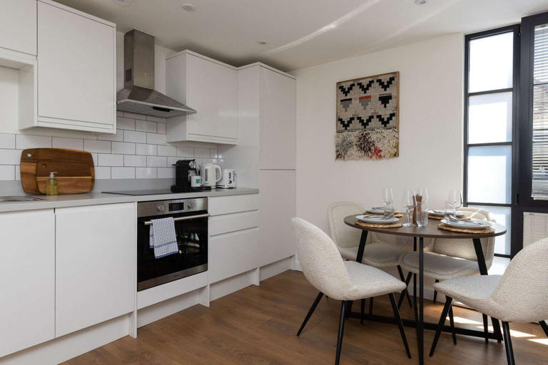 Room 2, Stylish Central Chichester Flat Near Station, West Sussex