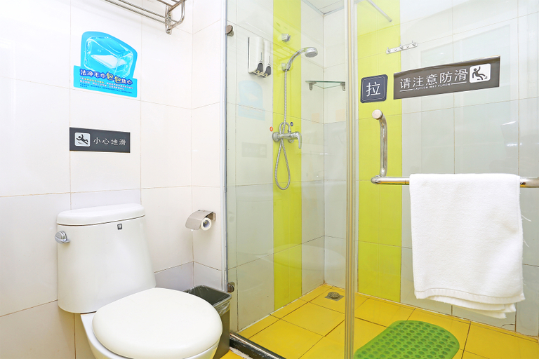 Bathroom 3, 7 Days Inn Kunming East Station Juhua Lijiao Branc, Kunming