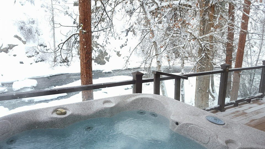 Bathroom, River's Edge Resort, Okanogan