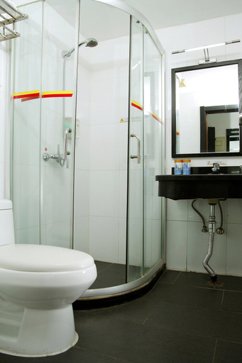 Bathroom 5, Super 8 Collection Hotel Beijing Guomao Baiziwan Subway Station, Beijing