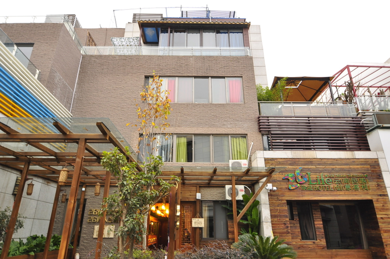 Exterior & Views