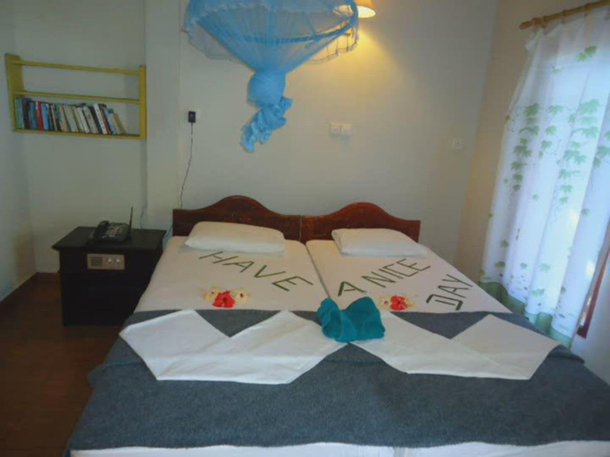 Bedroom 2, Shanthi Beach Resort, Habaraduwa