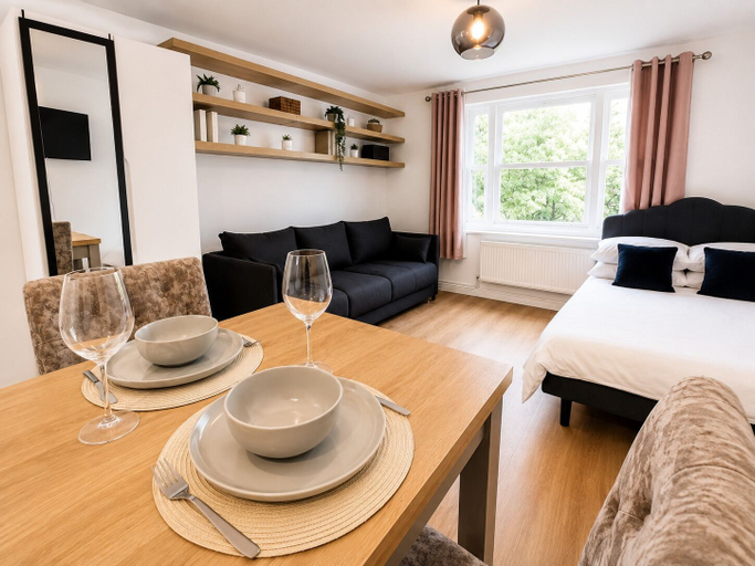 Others 5, Spacious studio flat in Notthing Hill, London