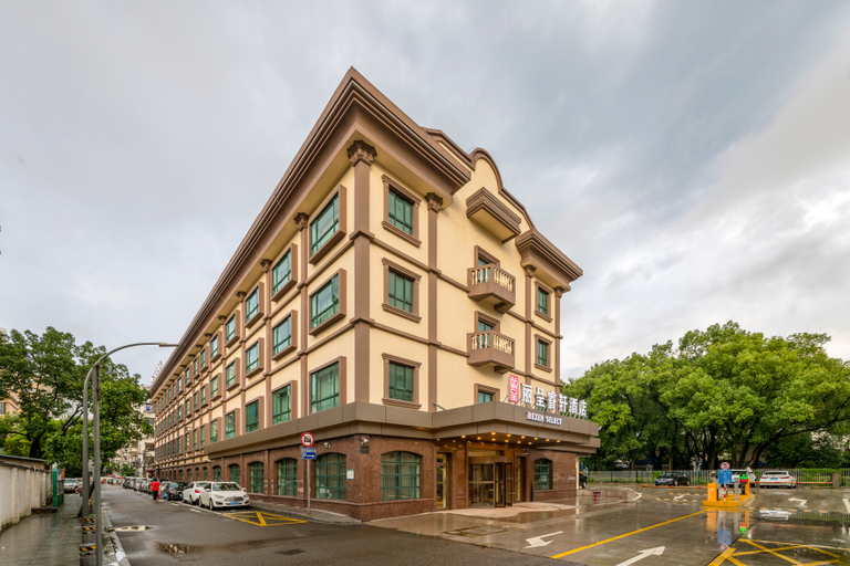 Exterior & Views