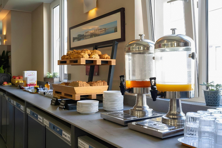 Food & Drinks 5, Kinlay Hostel Eyre Square - Best Hostel in Ireland 2025