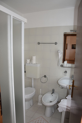 Bathroom 4, Hotel Olimpic, Trento