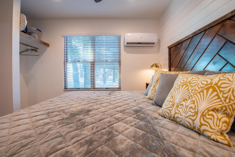 Bedroom 2, The Goldfinch Cabin 15 MIN to Magnolia Baylor, McLennan