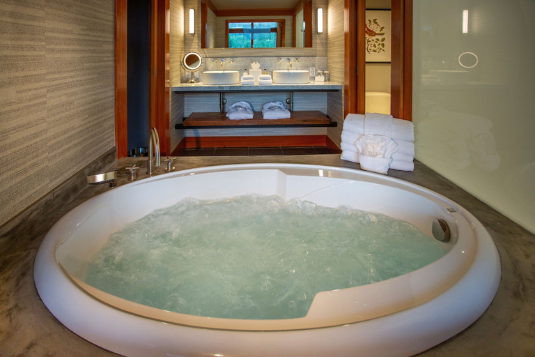 Bathroom 5, Willows Lodge, King