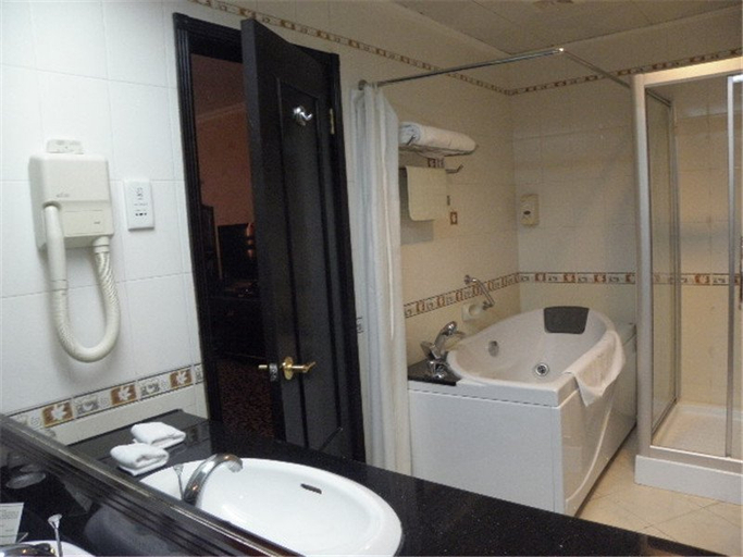 Bathroom 2, Silver Star Hotel, Bayin'gholin Mongol