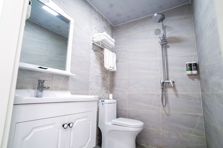 Bathroom, SanFeng Hotel(Dalian Lvshun Metro Station), Dalian