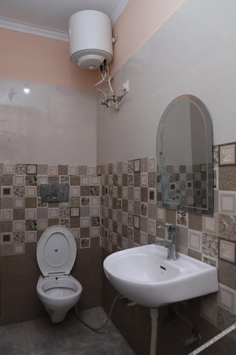 Bathroom 4, Parable Stays, Mathura