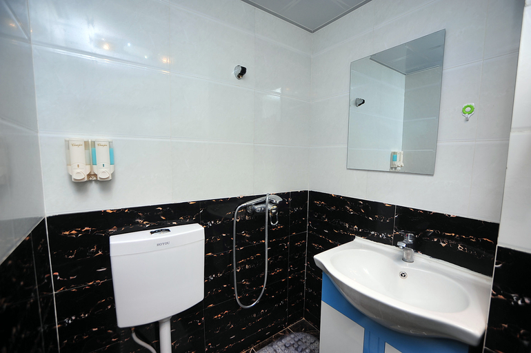Bathroom 3, Yinyu Express Hostel, Kunming