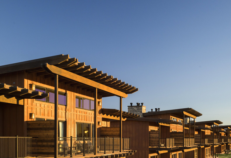 Exterior & Views